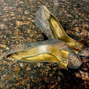 BCB Girl Black 3.5” Heel Embroidery Orange Flowers Bow & Rhinestone Accent Sz 7B